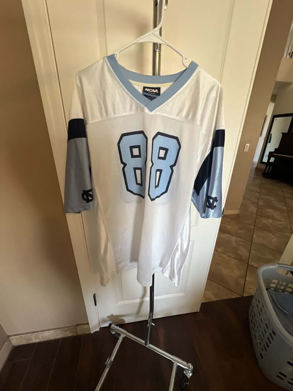 NCAA North Carolina Tar Heels #88 Football Jersey White Size XL